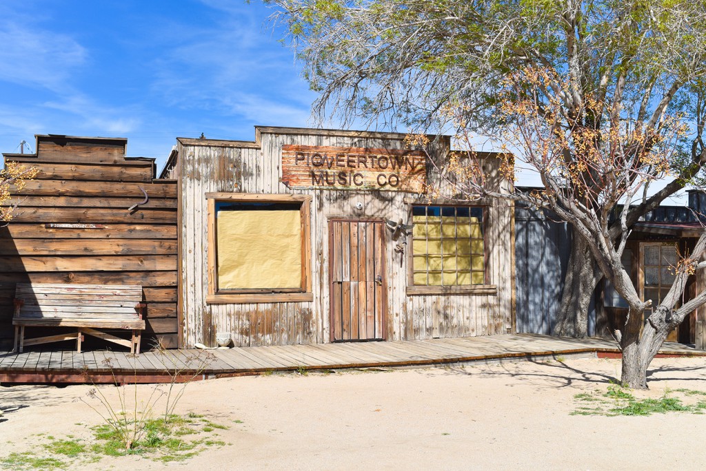 how_to_have_an_epic_weekend_at_joshua_tree_national_park_pioneertown